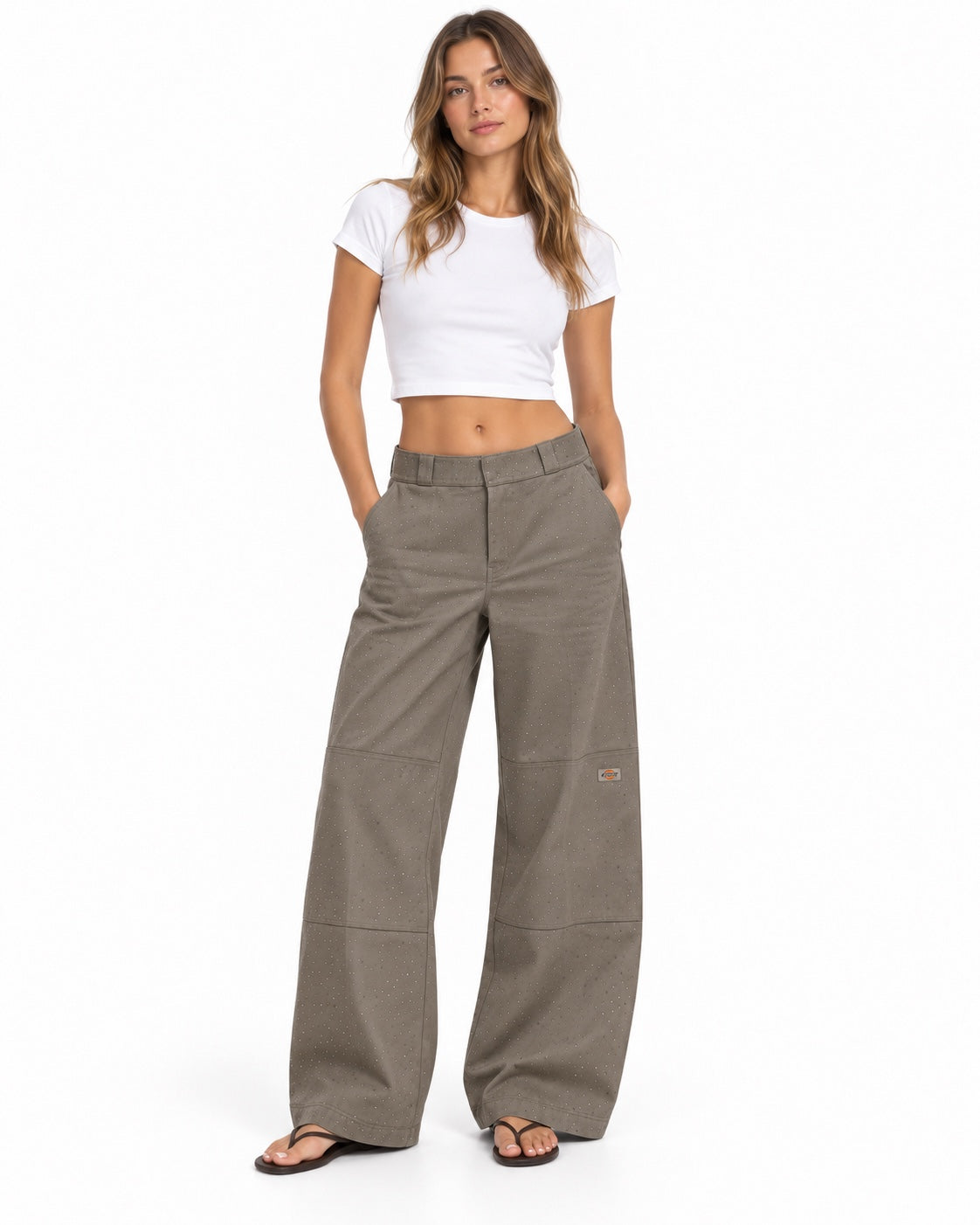Alexander Wang מכנסיים רחבים מעוטרי קריסטלים בגוון אפור טאופ על דוגמנית