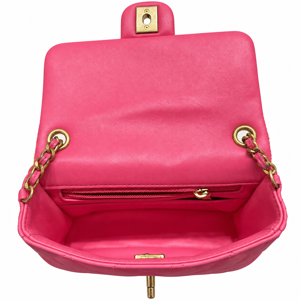 תיק Chanel Mini Flap ורוד עם תליוני לב - פנים