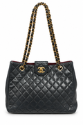 תיק כתף שאנל CC Quilted Tote מעור כבש שחור – חזית