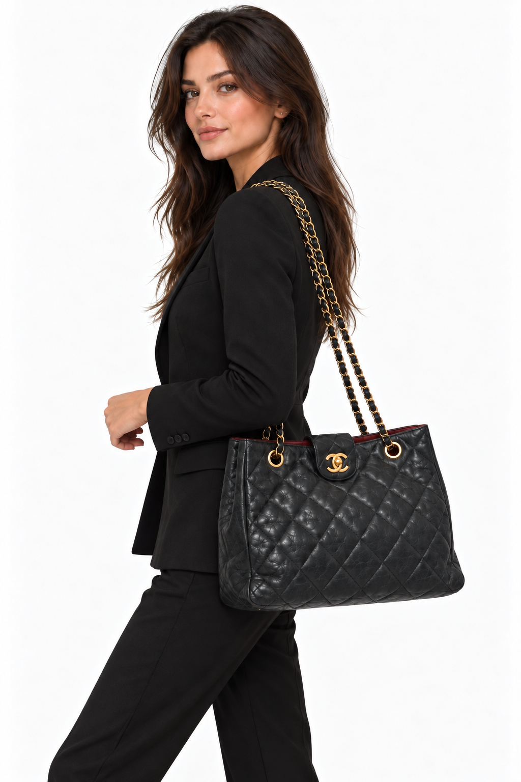 תיק כתף שאנל CC Quilted Tote מעור כבש שחור – על דוגמנית בחליפה שחורה, בנשיאה על הכתף