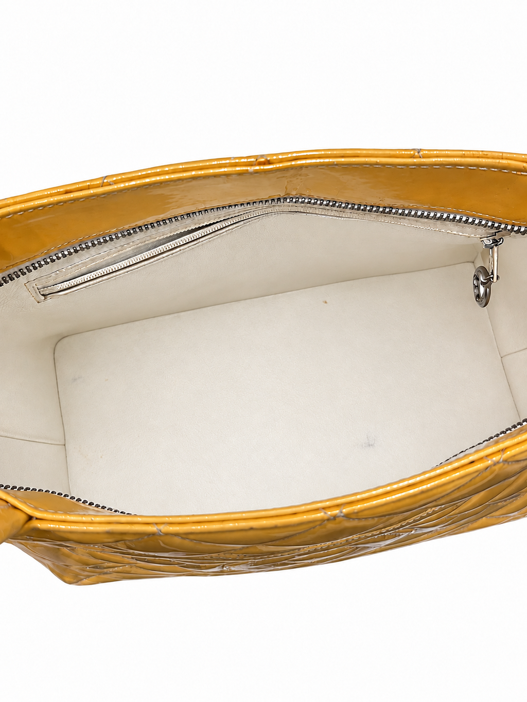 תיק שאנל Medallion Tote – פנים התיק והכיס הפנימי בתאורה אחידה