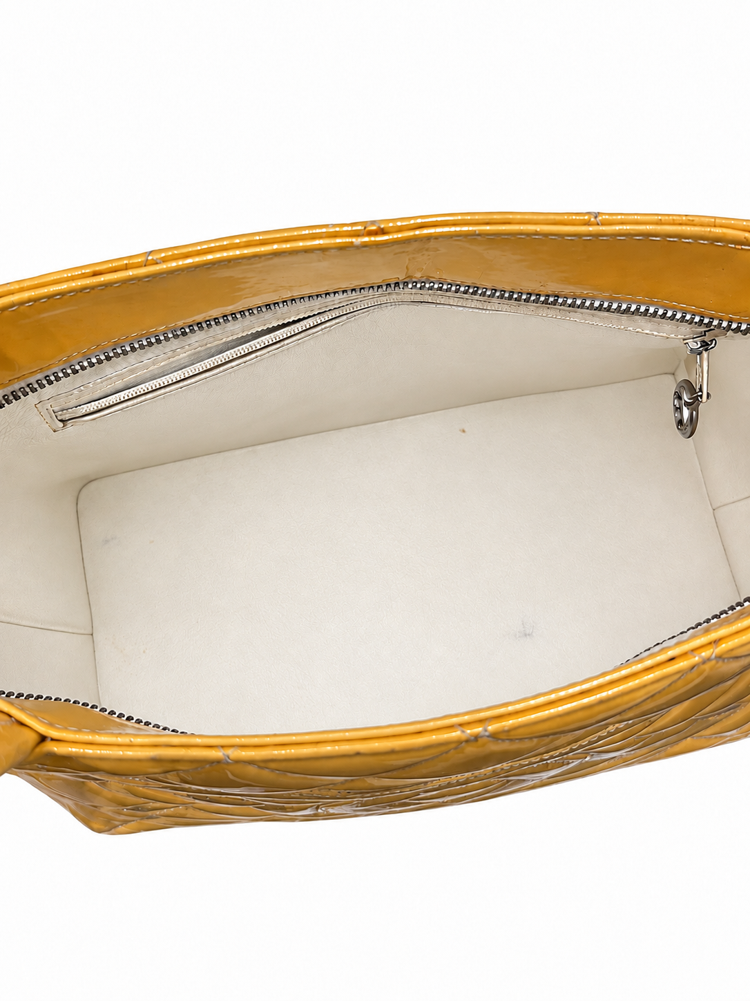 תיק שאנל Medallion Tote – פנים התיק והכיס הפנימי בתאורה אחידה
