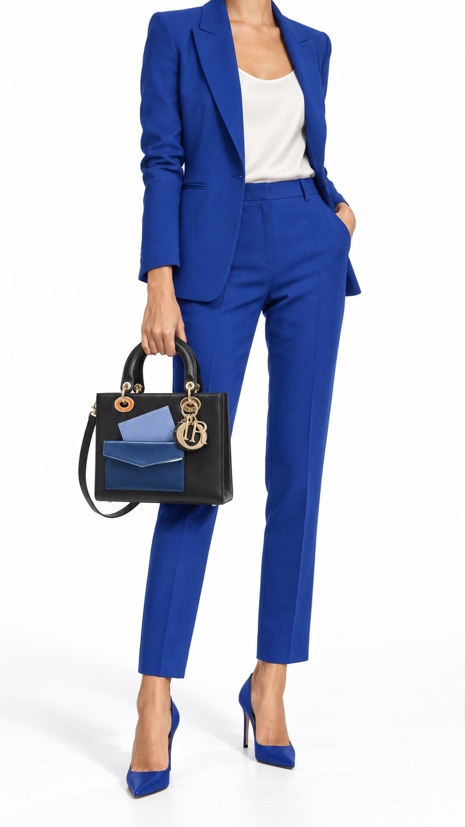Dior Medium Lady Dior Pockets על דוגמנית בחליפה כחולה