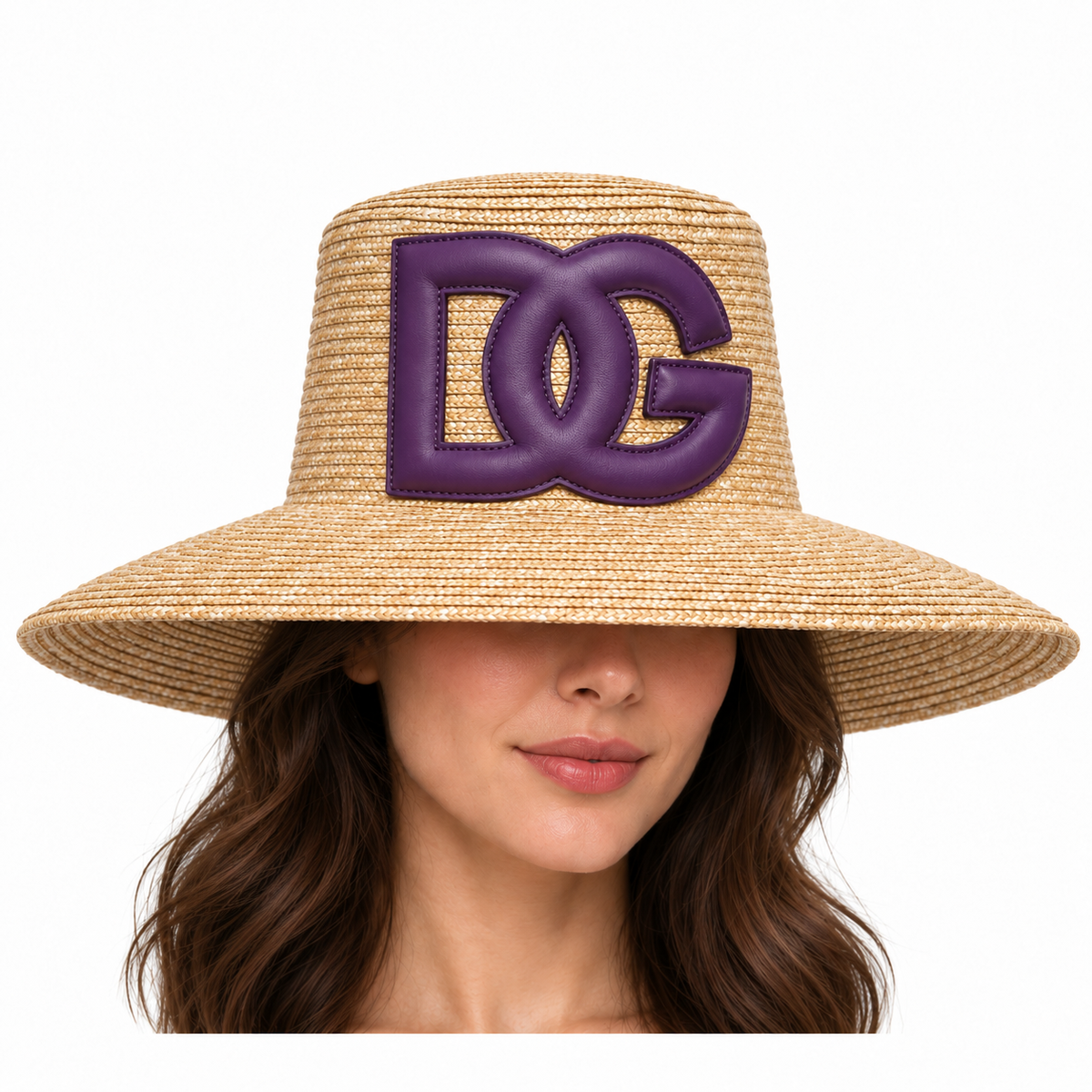 כובע קש Dolce & Gabbana עם לוגו DG סגול — על דוגמנית