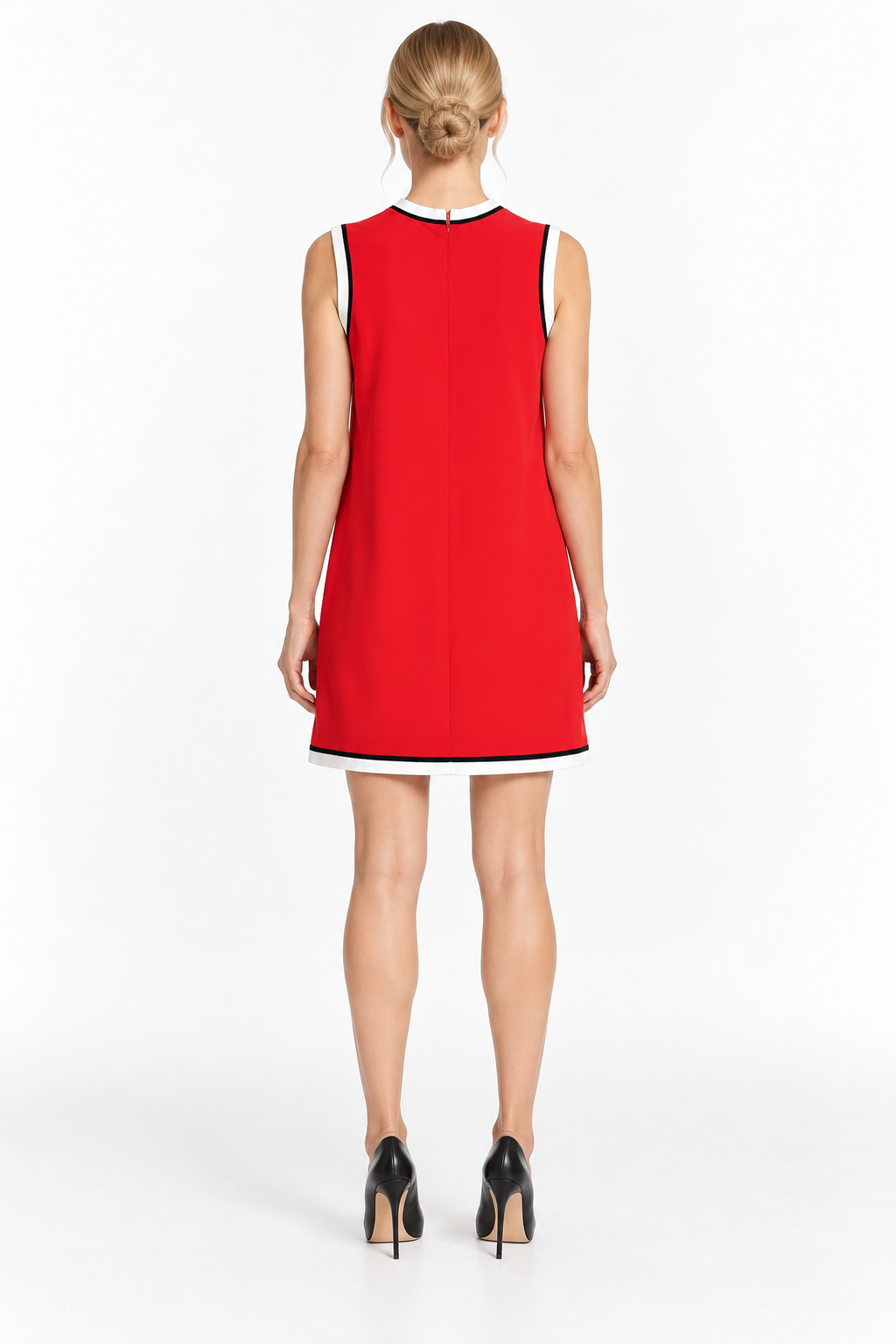שמלת גוצ׳י אדומה מידה 42 על דוגמנית — גב