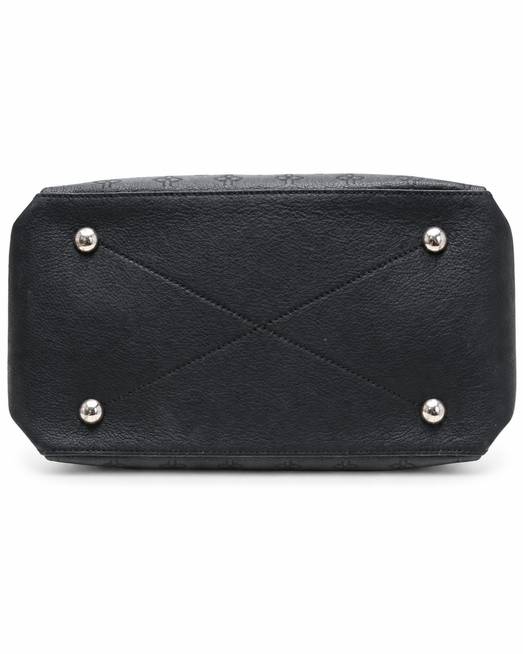 תיק לואי ויטון Beaubourg Hobo MM שחור – תחתית עם ארבע רגליות מתכת