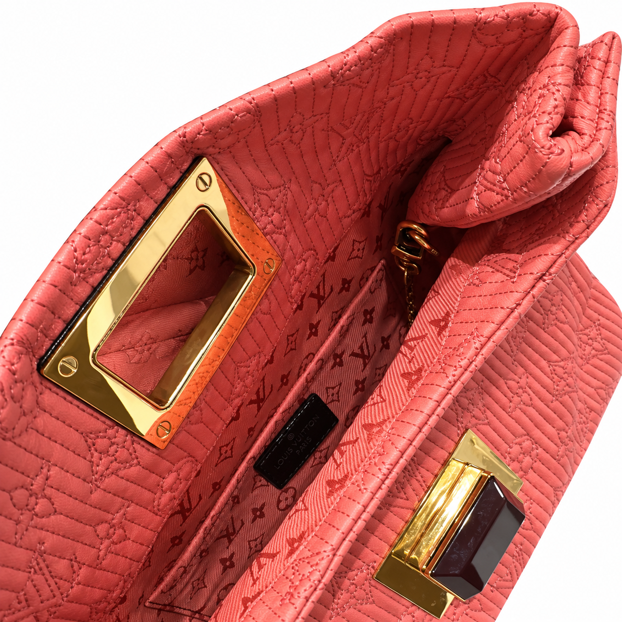 פנים קלאץ׳ Louis Vuitton Pochette Altaïr ורוד על רקע לבן