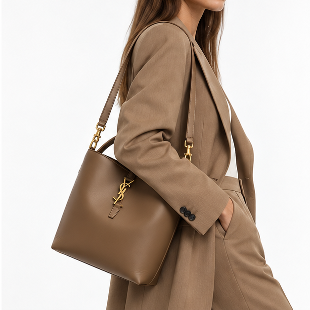דוגמנית בחליפה בגוון חום מציגה תיק Saint Laurent Le 37 Cassandre
