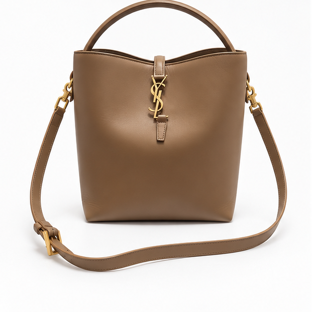 תיק Saint Laurent Le 37 Cassandre חום עם רצועת כתף על רקע לבן