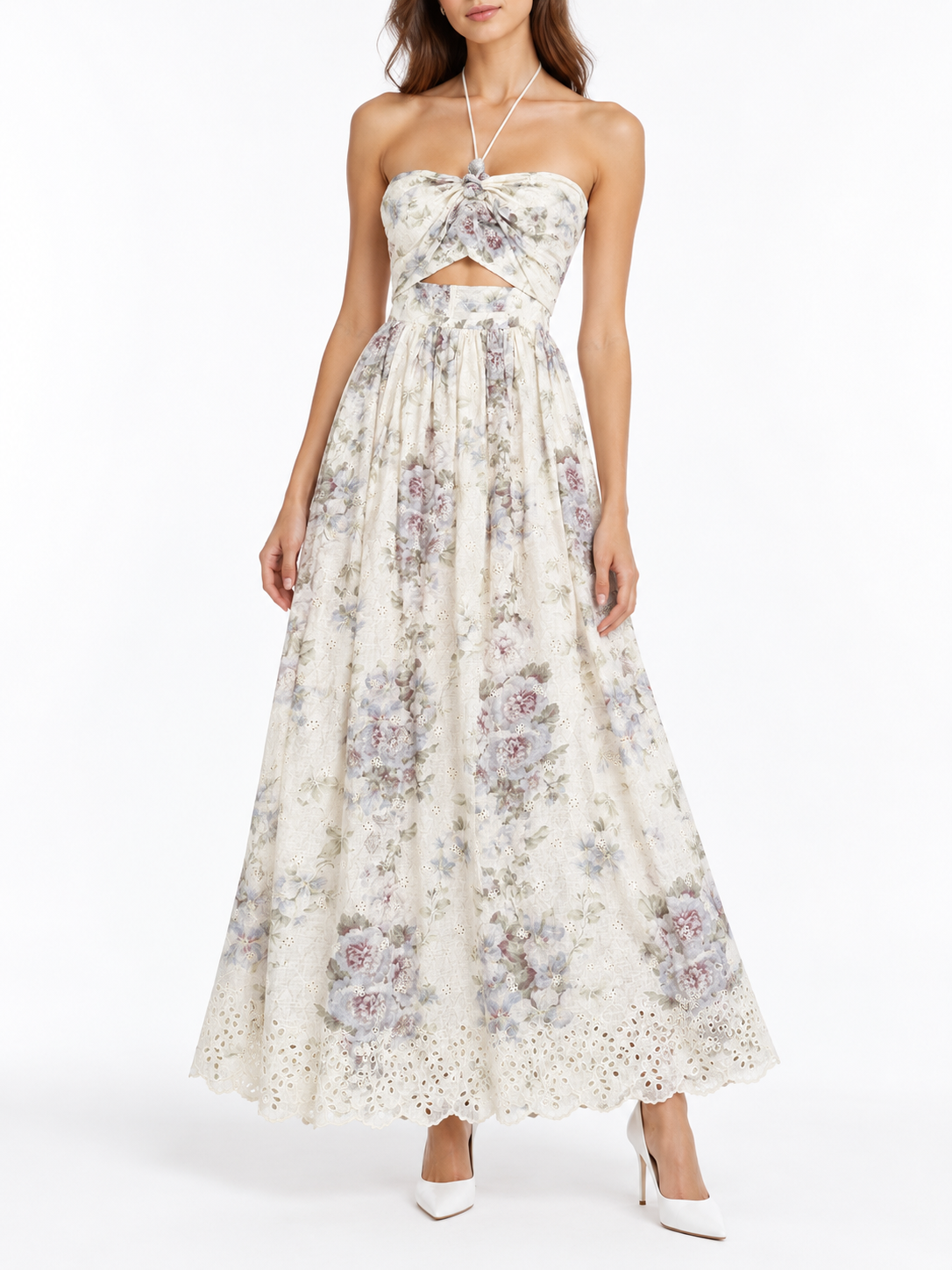 Zimmermann Roselight Halter Maxi על דוגמנית עם עקב לבן